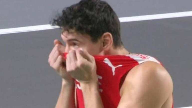 Πρωτοφανές περιστατικό στο ευρωπαϊκό κλειστού στίβου: Έτρεξε… μόνος του και ακυρώθηκε!